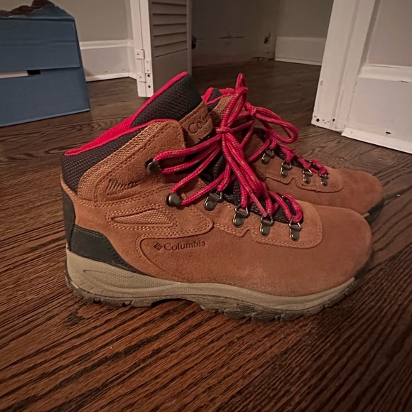 Columbia women’s hiking boots - Picture 3 of 4
